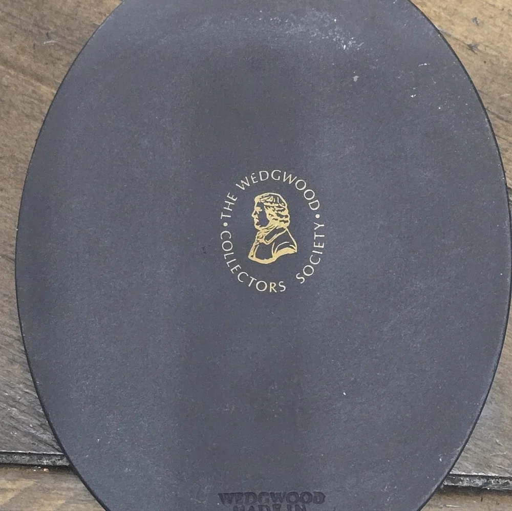 Wedgwood Black Commemorative Plaque with Inscription - Picture 2 of 2